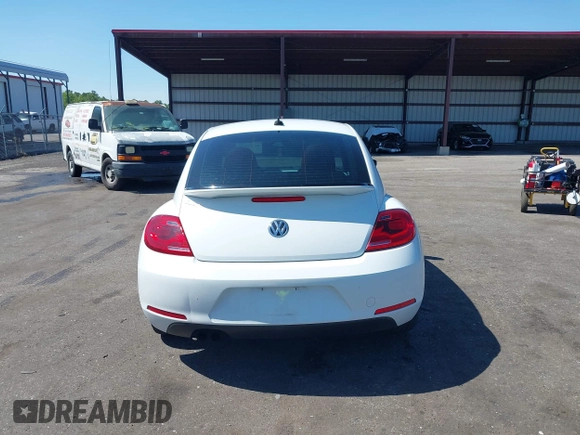 2015 Volkswagen Beetle Fleet Edition z VIN 3VWF17AT0FM655321, wystawiony jako IAAI lot #42386548 z przebiegiem 120 215 mil mil oraz . Historia ofert i sprzedaży dostępna na DreamBid. Obrazek 16.