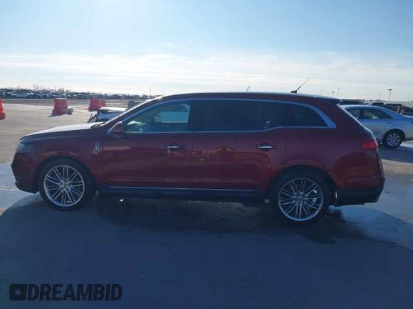 2014 Lincoln MKT EcoBoost z VIN 2LMHJ5AT1EBL50796, wystawiony jako IAAI lot #41371551 z przebiegiem 163 932 mil mil oraz . Historia ofert i sprzedaży dostępna na DreamBid. Obrazek 14.