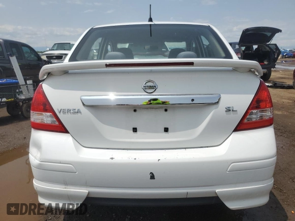 2008 Nissan Versa S z VIN 3N1BC11E18L395470, wystawiony jako Copart lot #58639875 z przebiegiem 194 493 mil mil oraz Czysty tytuł • Clean title. Historia ofert i sprzedaży dostępna na DreamBid. Obrazek 6.