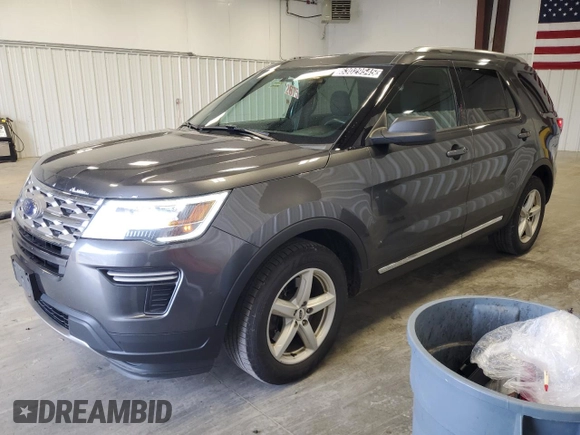 2018 Ford Explorer XLT z VIN 1FM5K7DH3JGA89737, wystawiony jako Copart lot #63029545 z przebiegiem 176 518 mil mil oraz Czysty tytuł • Clean title. Historia ofert i sprzedaży dostępna na DreamBid. Obrazek 1.