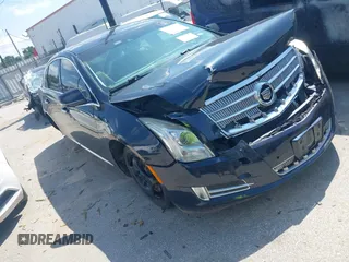 2013 Cadillac XTS Platinum z VIN 2G61U5S35D9167627, wystawiony jako IAAI lot #42017534 z przebiegiem 134 655 mil mil oraz . Historia ofert i sprzedaży dostępna na DreamBid. Obrazek 1.