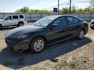 2025 Toyota Camry LE z VIN 4T1DAACK9SU117570, wystawiony jako Copart lot #54975145 z przebiegiem 2385 mil mil oraz Szkoda całkowita • Salvage title. Historia ofert i sprzedaży dostępna na DreamBid. Obrazek 1.