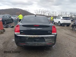 2017 Chrysler 300 C z VIN 2C3CCAKG5HH637501, wystawiony jako IAAI lot #41697791 z przebiegiem 110 299 mil mil oraz . Historia ofert i sprzedaży dostępna na DreamBid. Obrazek 17.