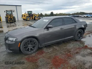 2020 Chrysler 300 S z VIN 2C3CCABG3LH209256, wystawiony jako Copart lot #78755454 z przebiegiem 29 475 mil mil oraz Szkody całkowita. Historia ofert i sprzedaży dostępna na DreamBid. Obrazek 1.