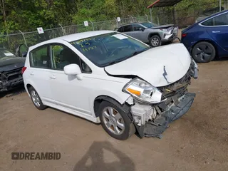 2010 Nissan Versa S z VIN 3N1BC1CP9AL440076, wystawiony jako IAAI lot #42091353 z przebiegiem 157 695 mil mil oraz . Historia ofert i sprzedaży dostępna na DreamBid. Obrazek 1.