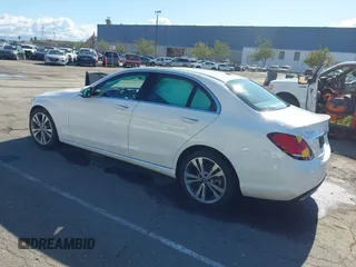 2019 Mercedes-Benz C 300 z VIN 55SWF8DB0KU318691, wystawiony jako IAAI lot #41751526 z przebiegiem 63 608 mil mil oraz . Historia ofert i sprzedaży dostępna na DreamBid. Obrazek 3.