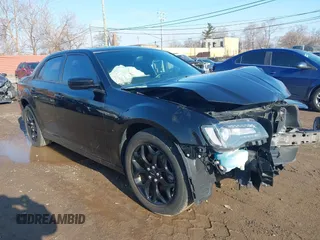 2016 Chrysler 300 S z VIN 2C3CCAGG0GH191555, wystawiony jako IAAI lot #42010604 z przebiegiem 74 343 mil mil oraz . Historia ofert i sprzedaży dostępna na DreamBid. Obrazek 1.