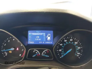 2013 Ford Focus SE z VIN 1FADP3F2XDL255868, wystawiony jako IAAI lot #42267492 z przebiegiem 144 640 mil mil oraz . Historia ofert i sprzedaży dostępna na DreamBid. Obrazek 7.
