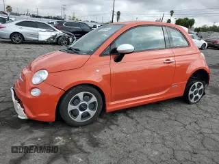 2015 FIAT 500e z VIN 3C3CFFGE1FT507277, wystawiony jako Copart lot #51391845 z przebiegiem 88 760 mil mil oraz Szkoda całkowita • Salvage title. Historia ofert i sprzedaży dostępna na DreamBid. Obrazek 1.