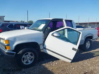 1997 Chevrolet C/K 1500 with VIN 1GCEK19R2VE139547, listed as a IAAI auction lot 42061013 with 404,490 mi miles. Bid and sale history available at carsss.com. Image 6.