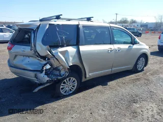 2017 Toyota Sienna XLE Auto Access Seat with VIN 5TDYZ3DC4HS862189, listed as a IAAI auction lot 41989366 with 58,879 mi miles. Bid and sale history available at carsss.com. Image 4.