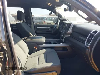 2021 Ram 1500 Big Horn z VIN 1C6RREFT1MN769814, wystawiony jako IAAI lot #42052424 z przebiegiem 71 958 mil mil oraz . Historia ofert i sprzedaży dostępna na DreamBid. Obrazek 5.
