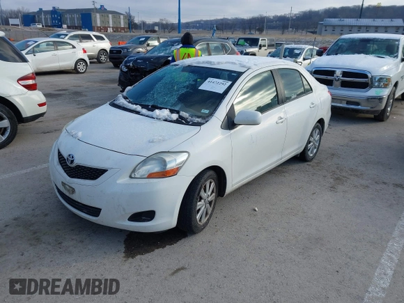 2009 Toyota Yaris z VIN JTDBT903991341371, wystawiony jako IAAI lot #41472292 z przebiegiem 205 596 mil mil oraz . Historia ofert i sprzedaży dostępna na DreamBid. Obrazek 2.