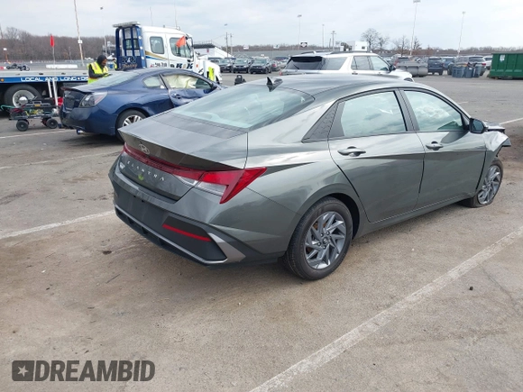 2024 Hyundai Elantra SEL z VIN KMHLM4DG9RU784034, wystawiony jako IAAI lot #41768840 z przebiegiem 8 606 mil mil oraz . Historia ofert i sprzedaży dostępna na DreamBid. Obrazek 4.