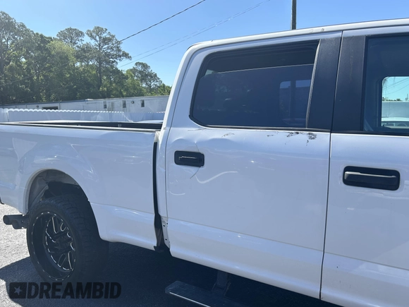 2018 Ford Super Duty F-250 SRW XL with VIN 1FT7W2BT1JEC39660, listed as a IAAI auction lot 42070770 with 300,079 mi miles. Bid and sale history available at carsss.com. Image 6.
