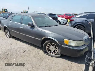 2001 Lincoln Town Car Signature z VIN 1LNHM82W11Y695417, wystawiony jako IAAI lot #42041548 z przebiegiem 117 392 mil mil oraz . Historia ofert i sprzedaży dostępna na DreamBid. Obrazek 1.