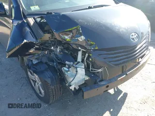 2014 Toyota Sienna LE AAS z VIN 5TDKK3DCXES476334, wystawiony jako IAAI lot #42059883 z przebiegiem 250 454 mil mil oraz . Historia ofert i sprzedaży dostępna na DreamBid. Obrazek 6.