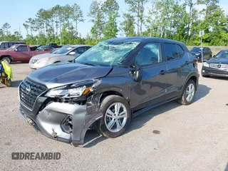 2023 Nissan Kicks S z VIN 3N1CP5BV2PL487717, wystawiony jako IAAI lot #42228018 z przebiegiem 44 419 mil mil oraz . Historia ofert i sprzedaży dostępna na DreamBid. Obrazek 2.