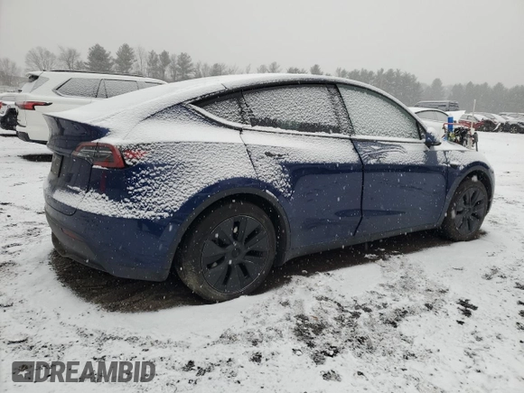 2024 Tesla Model Y Long Range with VIN 7SAYGAEE0RF184074, listed as a Copart auction lot 44333645 with 11,403 mi miles and Salvage Title. Bid and sale history available at DreamBid. Image 3.