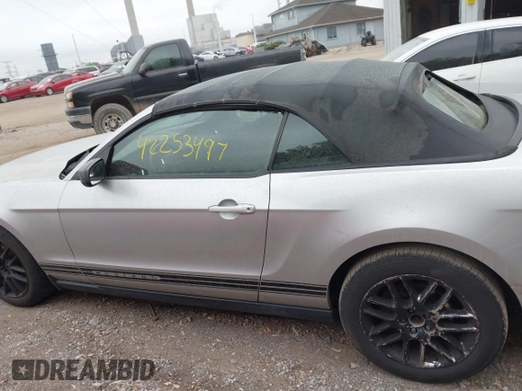 2012 Ford Mustang V6 z VIN 1ZVBP8EM4C5273218, wystawiony jako IAAI lot #42253497 z przebiegiem 175 676 mil mil oraz . Historia ofert i sprzedaży dostępna na DreamBid. Obrazek 14.