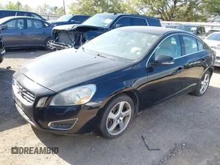 2013 Volvo S60 T5 Premier z VIN YV1612FS8D2191148, wystawiony jako IAAI lot #41866362 z przebiegiem 200 847 mil mil oraz . Historia ofert i sprzedaży dostępna na DreamBid. Obrazek 2.