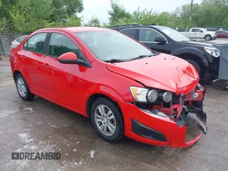 2012 Chevrolet Sonic LS z VIN 1G1JA5SH4C4137644, wystawiony jako IAAI lot #42134145 z przebiegiem 156 028 mil mil oraz . Historia ofert i sprzedaży dostępna na DreamBid. Obrazek 1.
