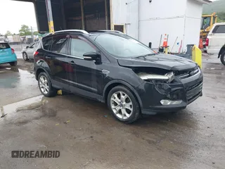 2015 Ford Escape Titanium z VIN 1FMCU9J95FUA75924, wystawiony jako IAAI lot #42329222 z przebiegiem 123 817 mil mil oraz . Historia ofert i sprzedaży dostępna na DreamBid. Obrazek 1.