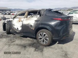 2024 Lexus RZ 300e Premium z VIN JTJABABB0RA004671, wystawiony jako Copart lot #57287935 z przebiegiem Nie podano mil oraz Nie do naprawy • Non repairable. Historia ofert i sprzedaży dostępna na DreamBid. Obrazek 2.
