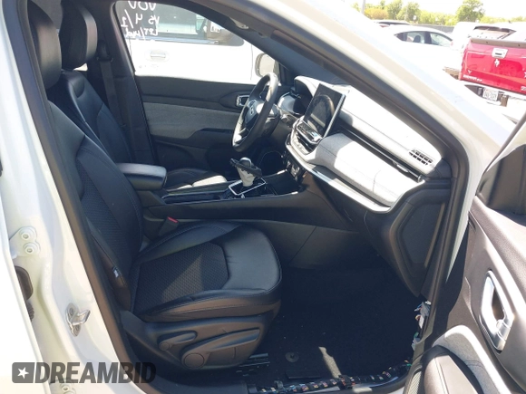 2024 Jeep Compass Latitude with VIN 3C4NJDBN5RT119388, listed as a IAAI auction lot 41971926 with 32,709 mi miles. Bid and sale history available at carsss.com. Image 5.