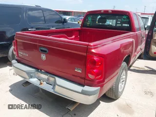 2006 Dodge Dakota SLT z VIN 1D7HE42N66S629432, wystawiony jako IAAI lot #42319636 z przebiegiem 187 086 mil mil oraz . Historia ofert i sprzedaży dostępna na DreamBid. Obrazek 4.