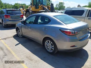 2016 Scion iA z VIN 3MYDLBZV5GY107324, wystawiony jako IAAI lot #42296283 z przebiegiem 105 349 mil mil oraz . Historia ofert i sprzedaży dostępna na DreamBid. Obrazek 3.