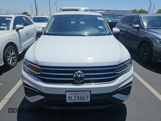 2024 Volkswagen Tiguan SE z VIN 3VV3B7AX3RM105123, wystawiony jako IAAI lot #42796460 z przebiegiem 36 543 mil mil oraz . Historia ofert i sprzedaży dostępna na DreamBid. Obrazek 21.
