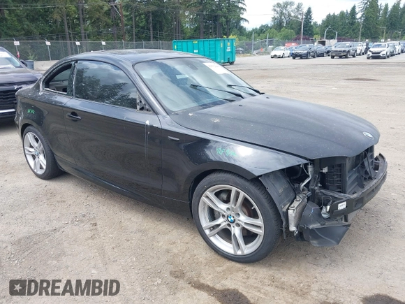 2012 BMW 1 Series 135i z VIN WBAUC9C53CVM12132, wystawiony jako IAAI lot #42532448 z przebiegiem Nie podano mil oraz . Historia ofert i sprzedaży dostępna na DreamBid. Obrazek 1.