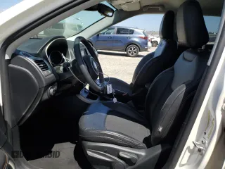 2018 Jeep Compass Latitude z VIN 3C4NJCBB8JT495295, wystawiony jako Copart lot #61054315 z przebiegiem 50 324 mil mil oraz Szkoda całkowita • Salvage title. Historia ofert i sprzedaży dostępna na DreamBid. Obrazek 7.