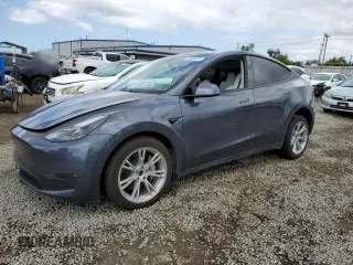 2023 Tesla Model Y Long Range z VIN 7SAYGDEEXPF968017, wystawiony jako Copart lot #51301015 z przebiegiem 21 320 mil mil oraz Szkoda całkowita • Salvage title. Historia ofert i sprzedaży dostępna na DreamBid. Obrazek 1.