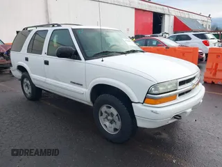 2003 Chevrolet Blazer LS z VIN 1GNDT13X63K145986, wystawiony jako IAAI lot #41604061 z przebiegiem 158 431 mil mil oraz . Historia ofert i sprzedaży dostępna na DreamBid. Obrazek 1.
