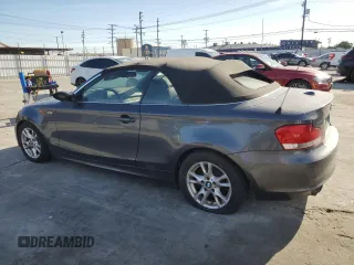 2008 BMW 1 Series 128i z VIN WBAUN13518VH79536, wystawiony jako Copart lot #49862135 z przebiegiem 66 284 mil mil oraz Szkody całkowita. Historia ofert i sprzedaży dostępna na DreamBid. Obrazek 2.