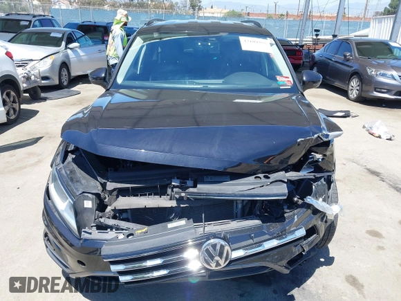 2018 Volkswagen Tiguan SEL z VIN 3VV3B7AX3JM210300, wystawiony jako IAAI lot #42189355 z przebiegiem 83 802 mil mil oraz . Historia ofert i sprzedaży dostępna na DreamBid. Obrazek 12.