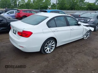 2018 BMW 3 Series 320i xDrive z VIN WBA8E5G5XJNU47665, wystawiony jako IAAI lot #42332838 z przebiegiem 97 821 mil mil oraz . Historia ofert i sprzedaży dostępna na DreamBid. Obrazek 4.