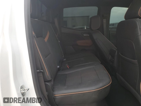 2024 GMC Canyon 4WD AT4 z VIN 1GTP6DEK2R1271647, wystawiony jako Copart lot #47996625 z przebiegiem Nie podano mil oraz Szkoda całkowita • Salvage title. Historia ofert i sprzedaży dostępna na DreamBid. Obrazek 10.