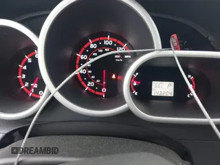 2010 Toyota Matrix z VIN 2T1KU4EE2AC333025, wystawiony jako IAAI lot #41957278 z przebiegiem 143 204 mil mil oraz . Historia ofert i sprzedaży dostępna na DreamBid. Obrazek 7.