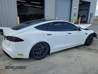 2022 Tesla Model S z VIN 5YJSA1E57NF474679, wystawiony jako Copart lot #56608285 z przebiegiem Nie podano mil oraz Szkoda całkowita • Salvage title. Historia ofert i sprzedaży dostępna na DreamBid. Obrazek 3.