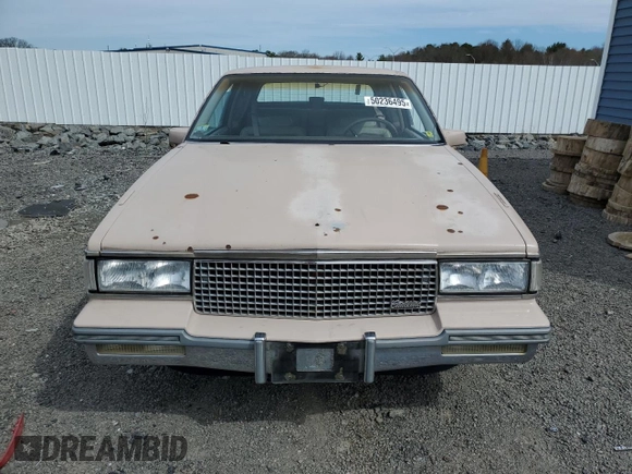 1988 Cadillac DeVille z VIN 1G6CD1153J4241498, wystawiony jako Copart lot #50236495 z przebiegiem 76 745 mil mil oraz Czysty tytuł • Clean title. Historia ofert i sprzedaży dostępna na DreamBid. Obrazek 5.