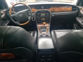 2005 Jaguar XJ Vanden Plas z VIN SAJWA82C15SG37427, wystawiony jako Copart lot #60749795 z przebiegiem 90 122 mil mil oraz Czysty tytuł • Clean title. Historia ofert i sprzedaży dostępna na DreamBid. Obrazek 8.