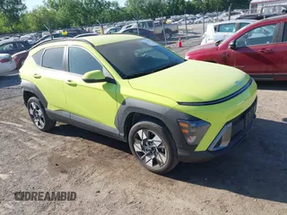 2024 Hyundai Kona SEL z VIN KM8HCCAB3RU050016, wystawiony jako IAAI lot #42281712 z przebiegiem 30 736 mil mil oraz . Historia ofert i sprzedaży dostępna na DreamBid. Obrazek 1.