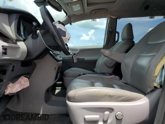 2018 Toyota Sienna XLE Auto Access Seat z VIN 5TDYZ3DC8JS917863, wystawiony jako Copart lot #61825655 z przebiegiem 249 491 mil mil oraz Szkoda całkowita • Salvage title. Historia ofert i sprzedaży dostępna na DreamBid. Obrazek 7.