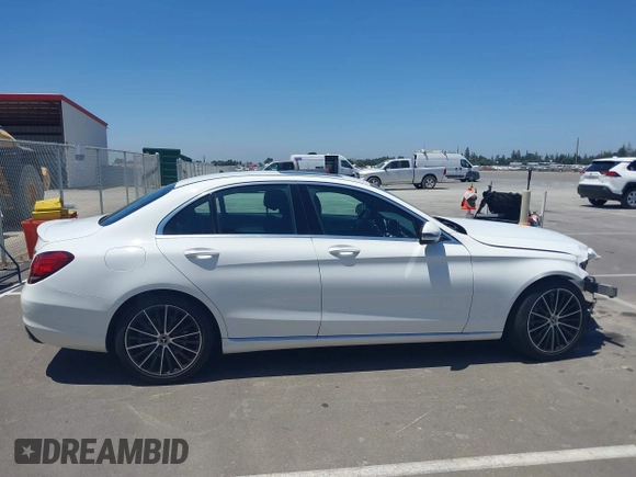 2019 Mercedes-Benz C 300 z VIN 55SWF8DB9KU309634, wystawiony jako IAAI lot #42494440 z przebiegiem 17 129 mil mil oraz . Historia ofert i sprzedaży dostępna na DreamBid. Obrazek 14.