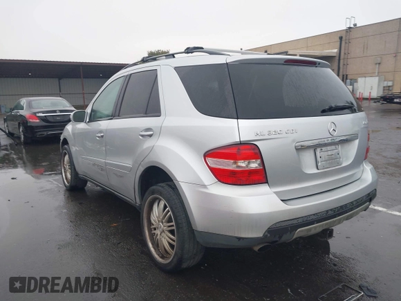 2007 Mercedes-Benz M 320 CDI z VIN 4JGBB22E17A211845, wystawiony jako IAAI lot #41484363 z przebiegiem 170 170 mil mil oraz . Historia ofert i sprzedaży dostępna na DreamBid. Obrazek 3.