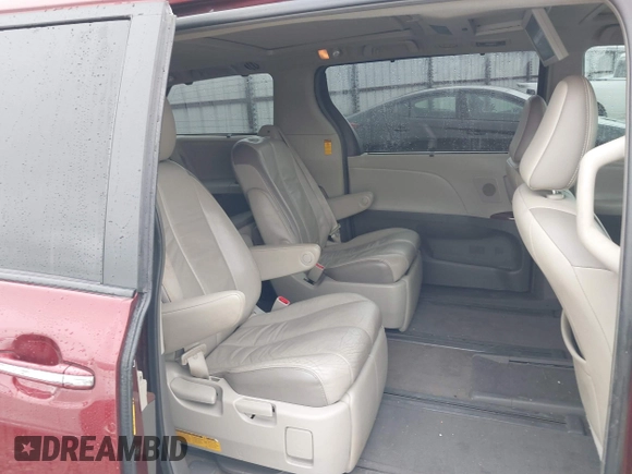 2014 Toyota Sienna XLE z VIN 5TDYK3DC9ES425398, wystawiony jako IAAI lot #41551678 z przebiegiem 224 667 mil mil oraz . Historia ofert i sprzedaży dostępna na DreamBid. Obrazek 8.
