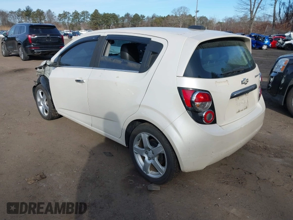 2015 Chevrolet Sonic LTZ z VIN 1G1JE6SB6F4145044, wystawiony jako IAAI lot #41579406 z przebiegiem 52 302 mil mil oraz . Historia ofert i sprzedaży dostępna na DreamBid. Obrazek 3.